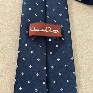 Oscar De La Renta Dark Blue Designer silk Tie small diamond shapes